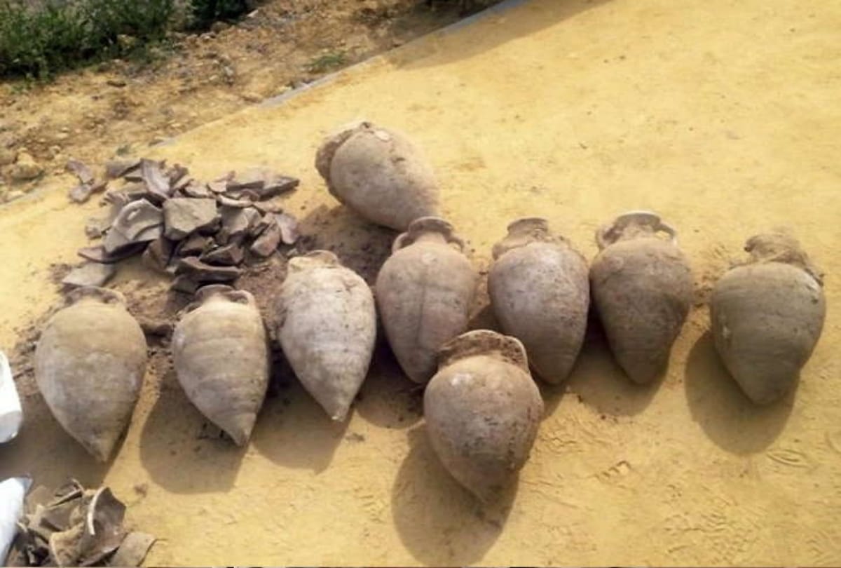 Workers found roman coins in a pak at spain