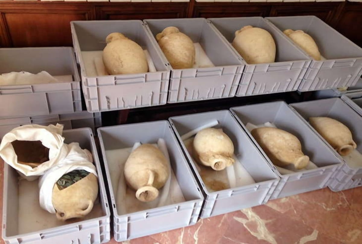 Workers found roman coins in a pak at spain