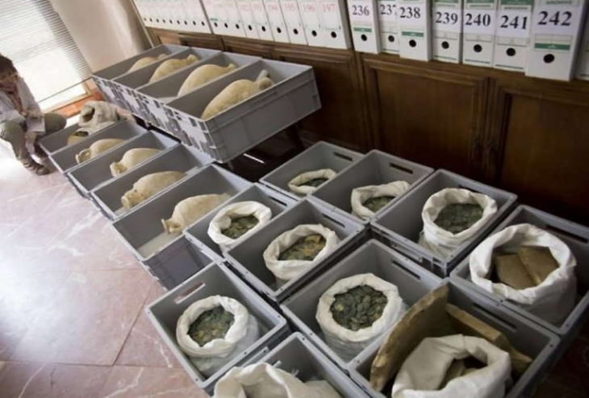 Workers found roman coins in a pak at spain