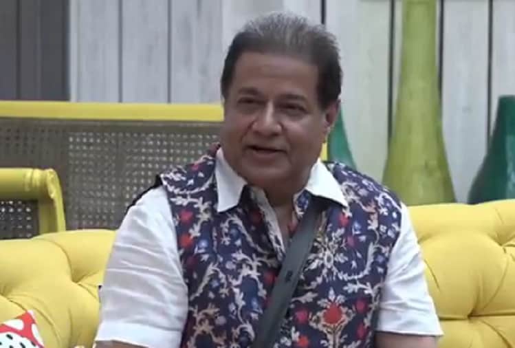 Bigg Boss 12 Anup Jalota flirting with Roshmi and Kriti in front of Jasleen Matharu