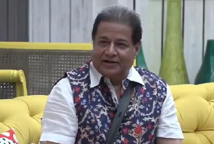 Bigg Boss 12 Anup Jalota flirting with Roshmi and Kriti in front of Jasleen Matharu