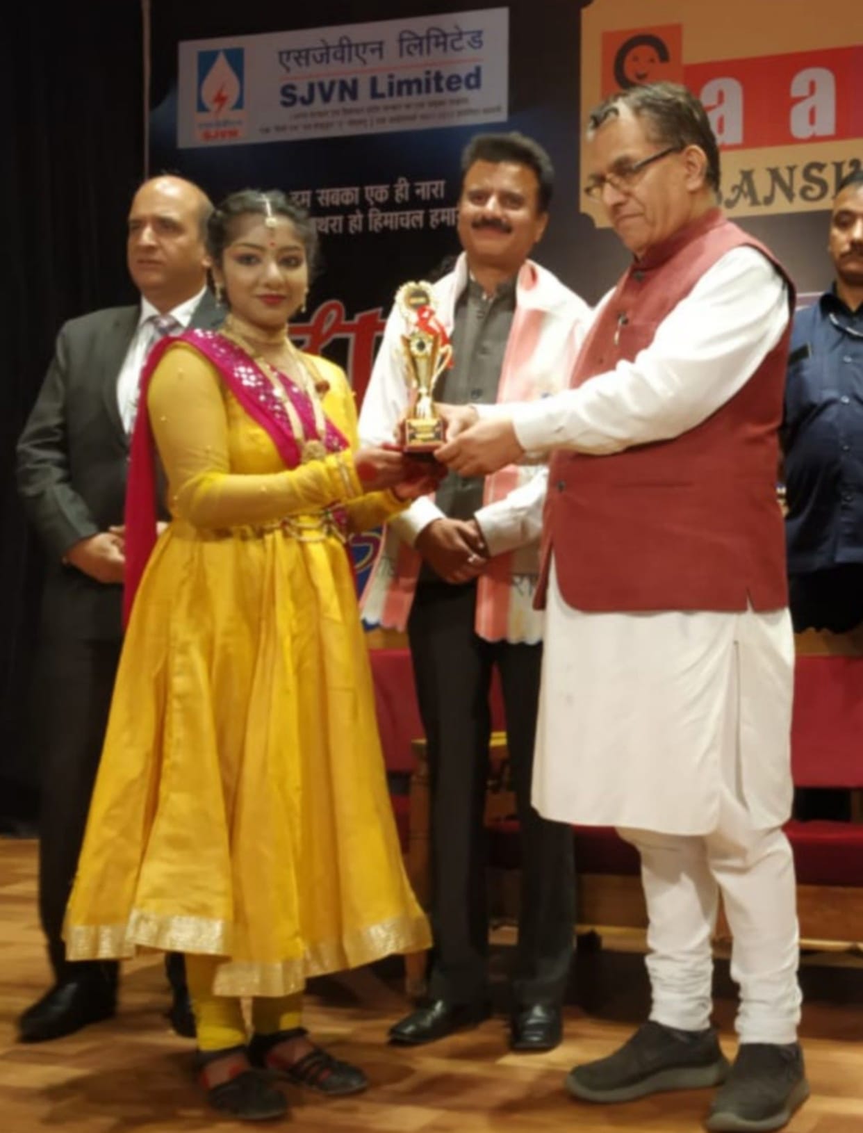 उत्कृष्ट अभिनय से आयुषी ने जीता सर्वश्रेष्ठ अभिनेत्री का अवार्ड