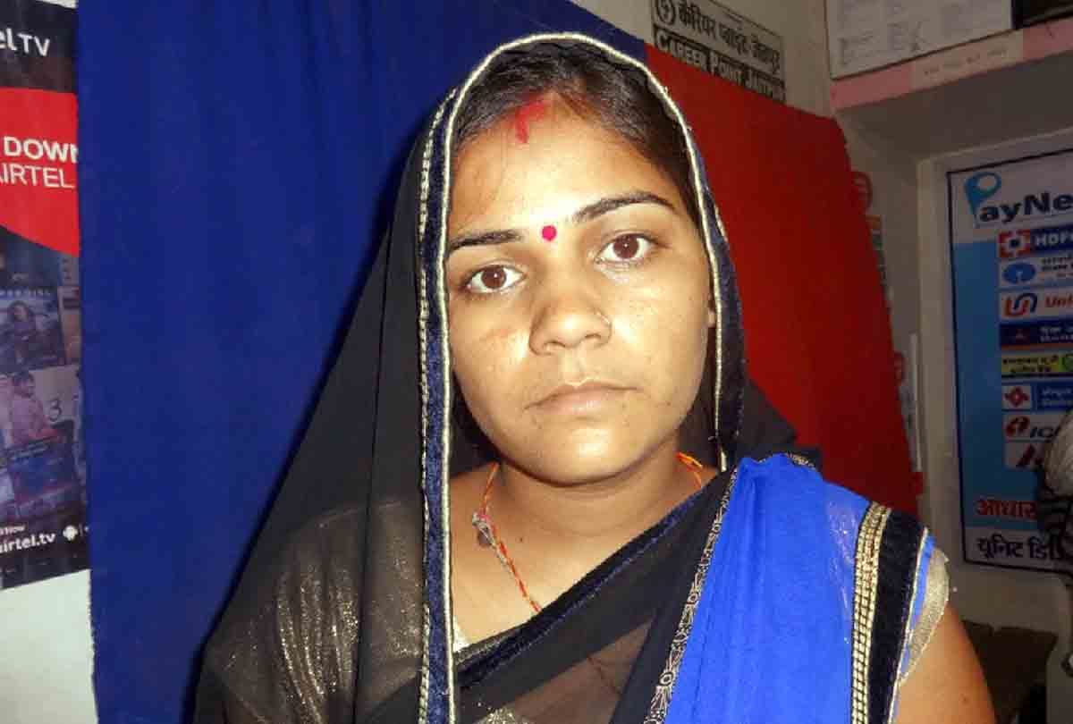 Woman faced accused and Snatch pistol