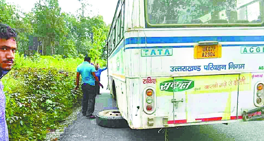 मुसाफिरों को मंझधार में छोड़ गई रोडवेज बस