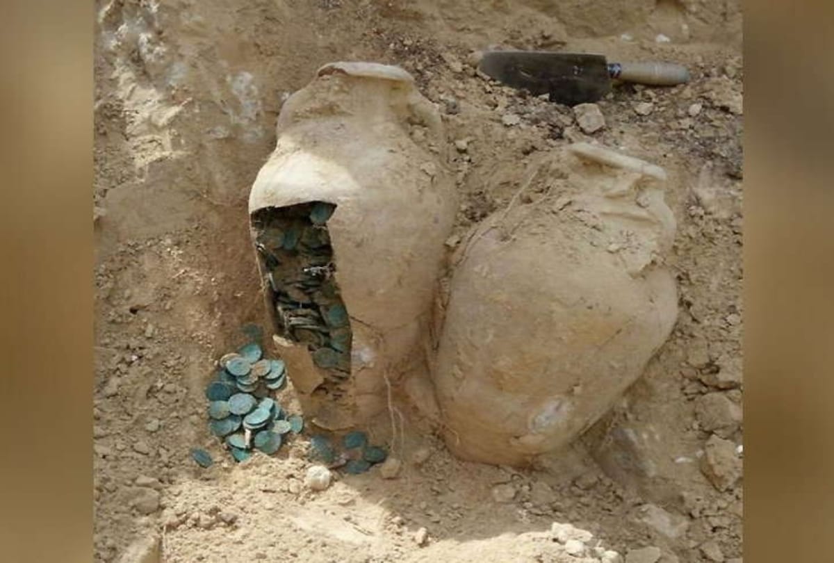 Workers found roman coins in a pak at spain