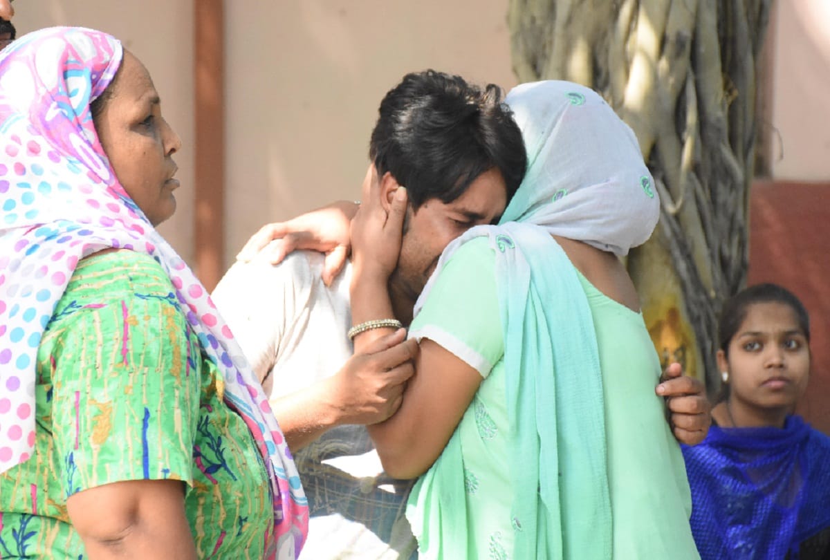 Five storey building collapsed in delhi, Administration removed debris, police in search of accused