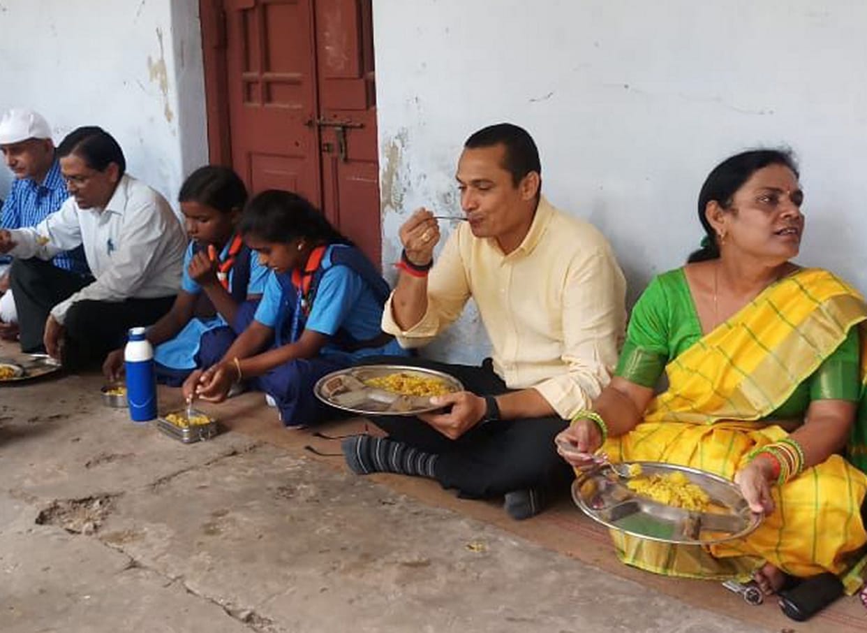 डीएम संग एमडीएम,बाग-बाग हुई बालिकाएं
