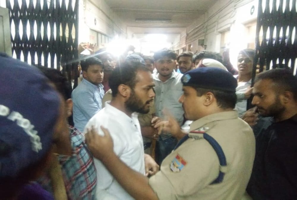 Fight between Students and Hnb university Employees in uttarakhand