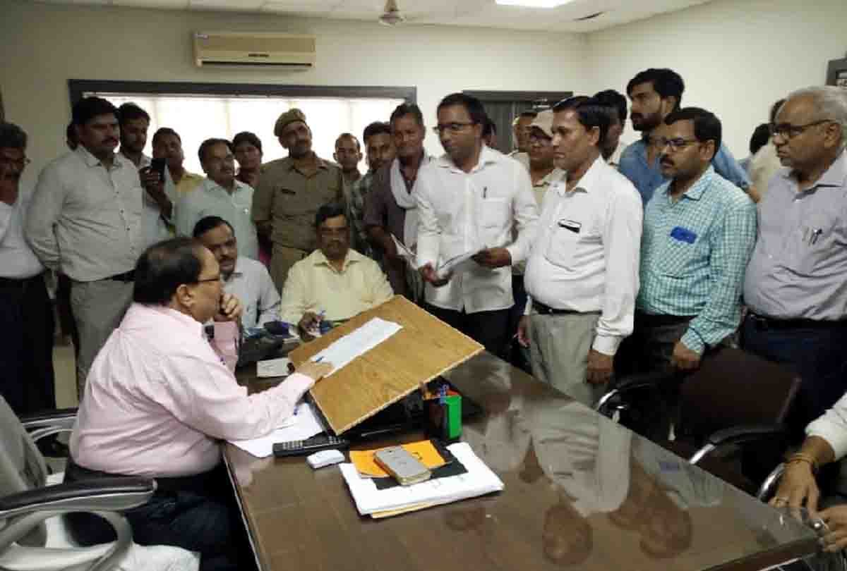 BJP leader threatened Junior engineer