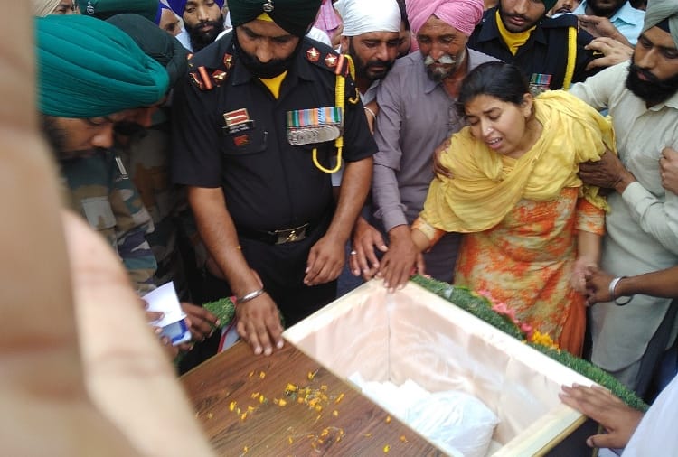 dead body of shaheed happy singh reached village funeral with state honor in bathinda