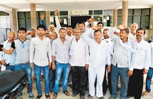 गन्ना क्रय केन्द्र के लिए कलक्ट्रेट में गरजे किसान