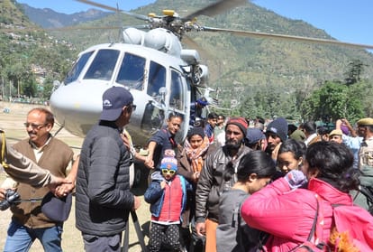 8 officers and employees including DC Lahaul stranded in heavy snowfall