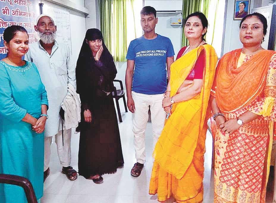 दर-दर भटकती रेहाना को चार साल बाद मिला अपनों का साथ