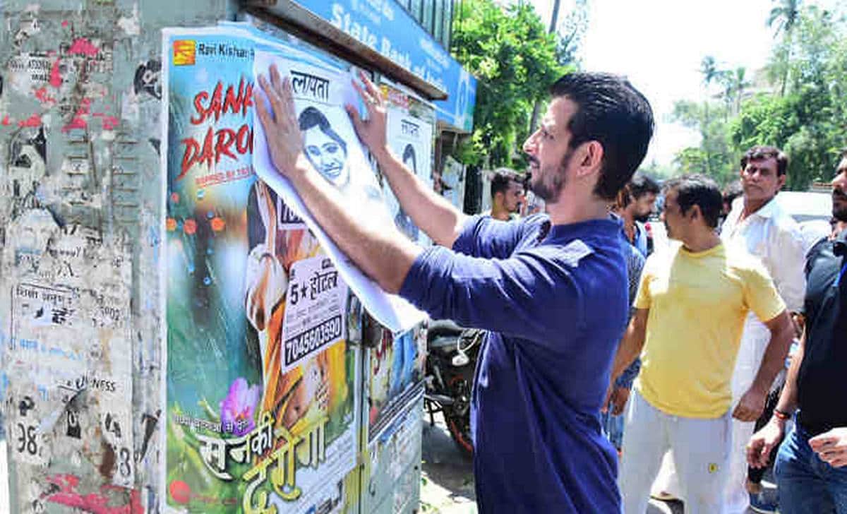 Shrman joshi searching his missing sister in streets of varanasi