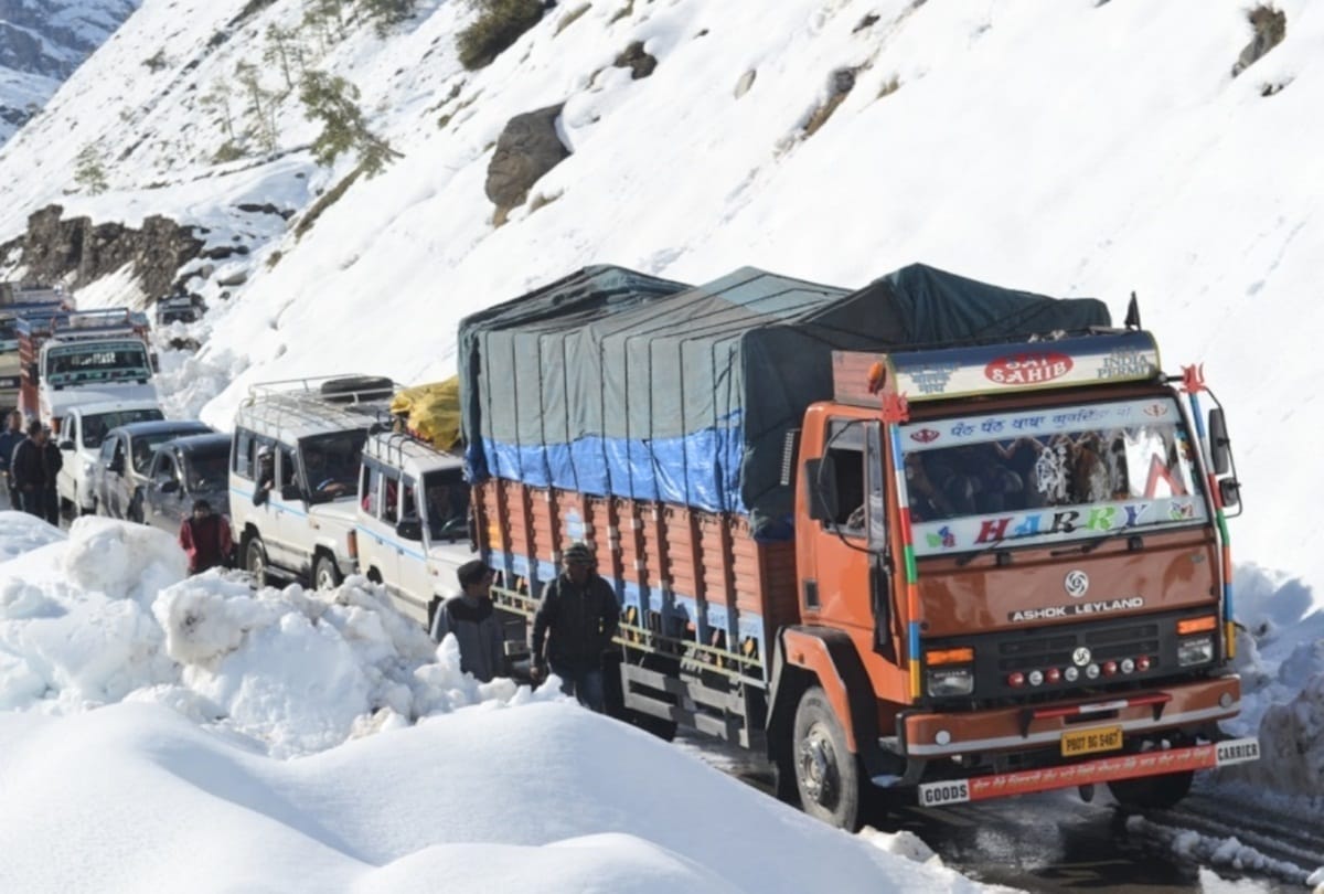 tourists stuck in heavy snow spent six days by Eating chips