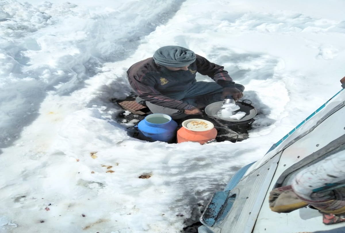tourists stuck in heavy snow spent six days by Eating chips