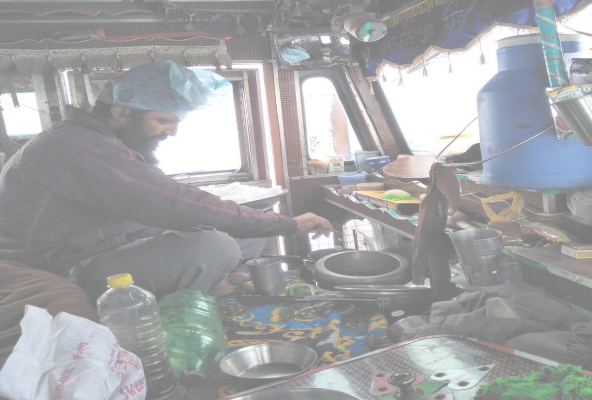 tourists stuck in heavy snow spent six days by Eating chips