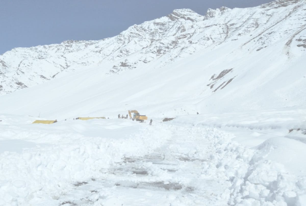 8 officers and employees including DC Lahaul stranded in heavy snowfall