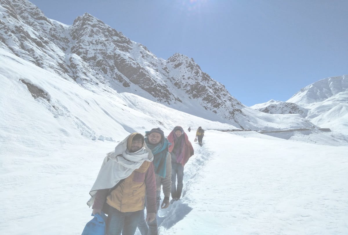tourists stuck in heavy snow spent six days by Eating chips
