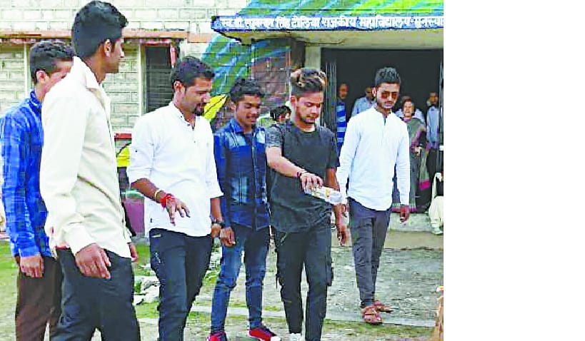 Students flutter the effigy of Vice Chancellor