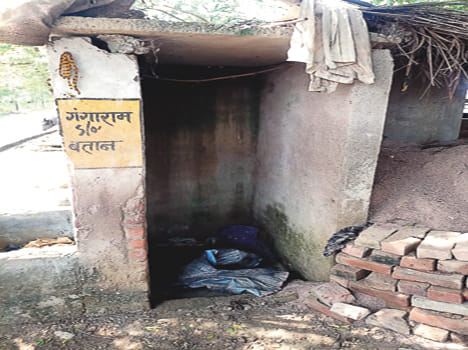 गंगाराम के घर के बाहर बना शौचालय।