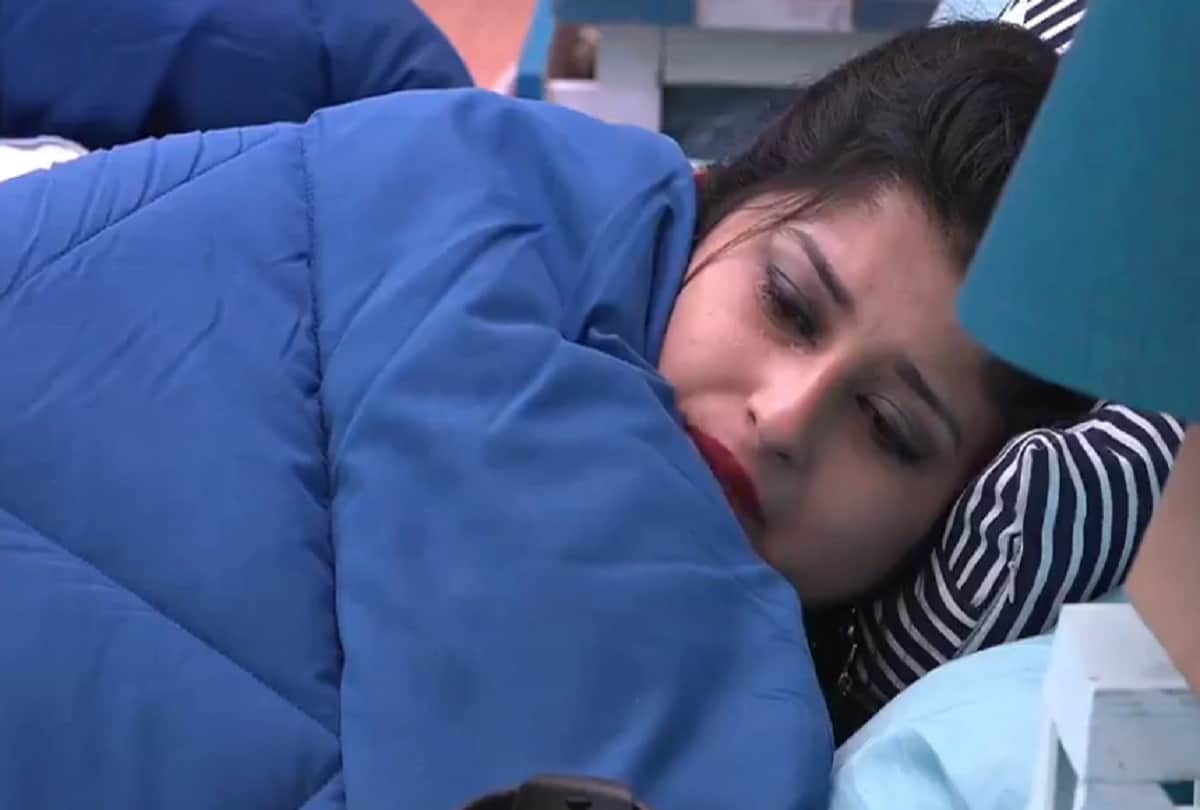 bigg boss somi khan blames deepak thakur for touching her clothes