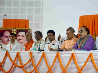 CM yogi held meeting in varanasi for mission 2019 victory
