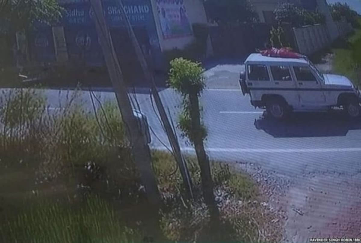 Video viral of a Woman who is thrown off police jeep roof in Punjab