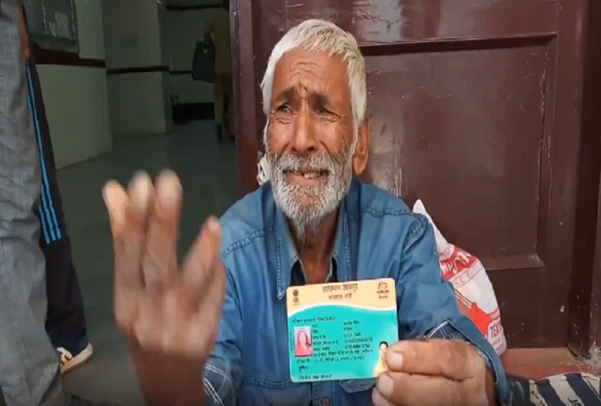 Elderly seeking begging for treatment of wife at the hospital's door