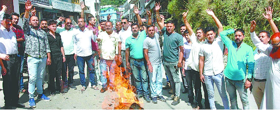 Congressmen blow the effigy of minister