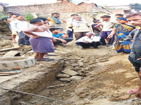 Wall collapse, worker's death when digging foundation