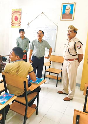 अनिल भाटी की बैरक का डीआईजी ने किया निरीक्षण