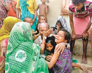कर्ज में डूबी महिला की फंदे पर लटकती मिली लाश