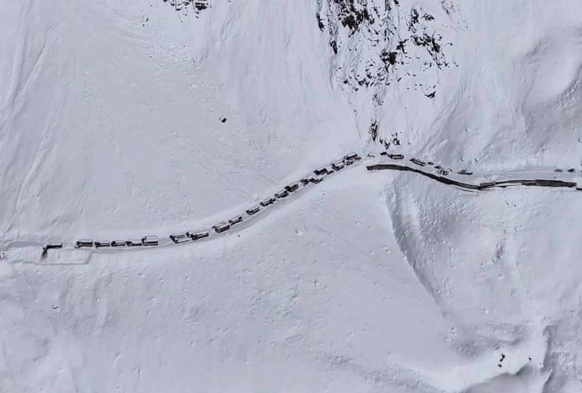 21 people trapped in heavy snowfall in lahaul spiti one died