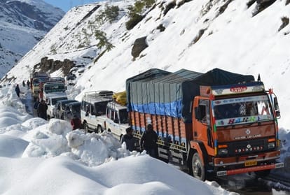 21 people trapped in heavy snowfall in lahaul spiti one died