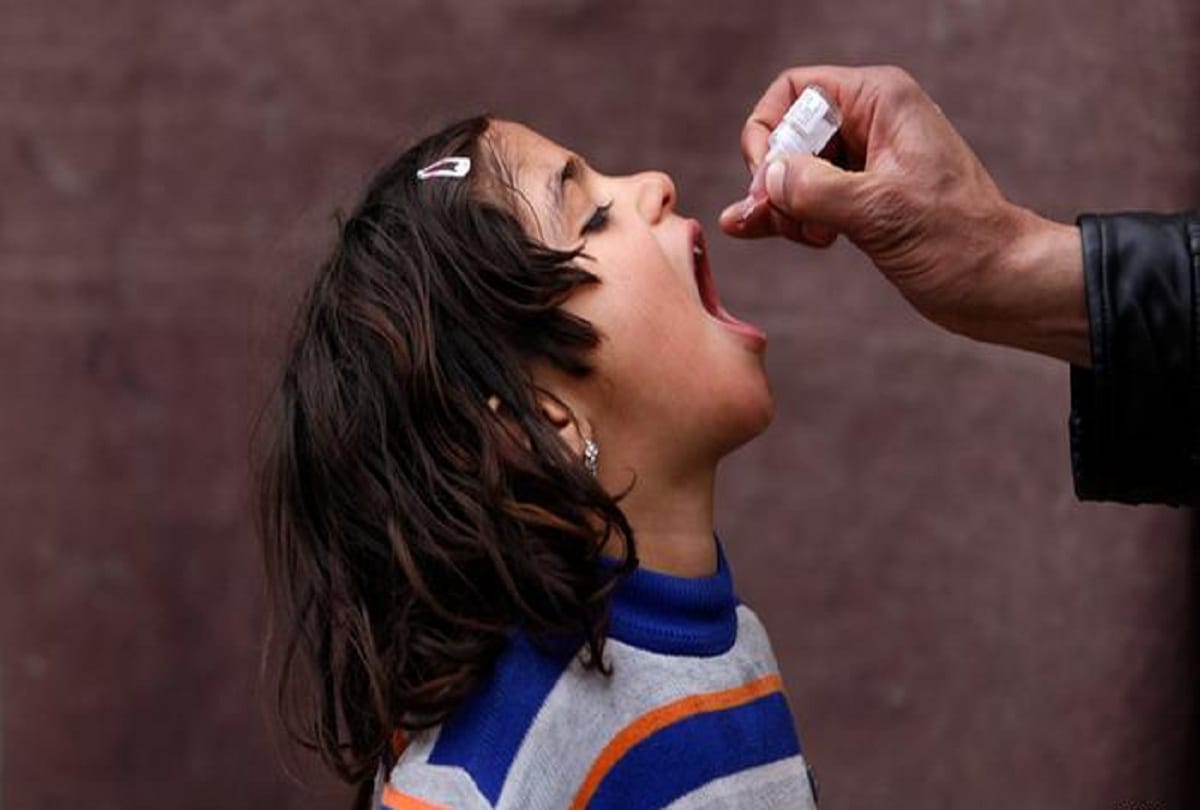 Attack on polio drug team in pakistan, policeman shot dead