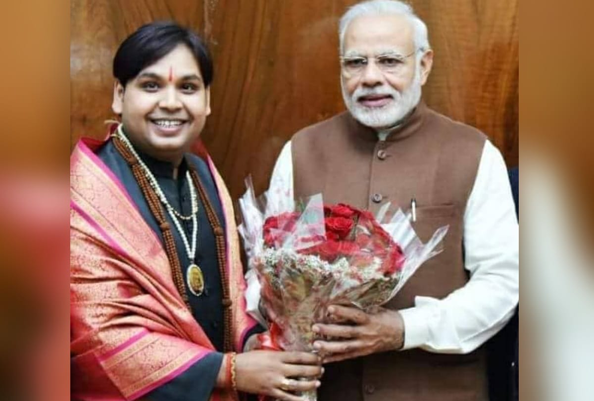 pm modi fake spiritual guru dancer pulkit maharaj held for fraud bjp top leaders kejriwal connection