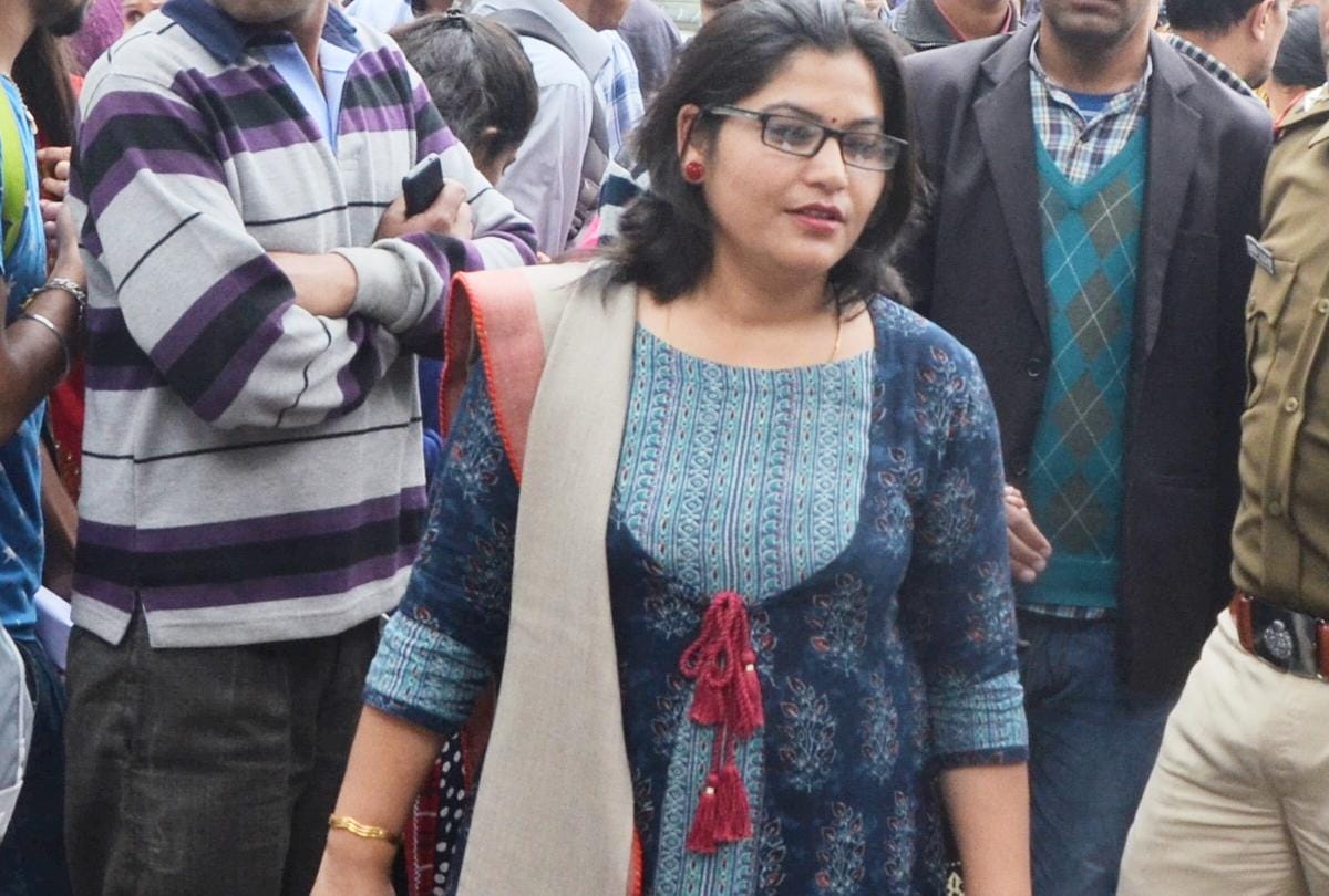 रात को शहर के जंगल में डंप हो रहा मलबा, चालक पकड़ा