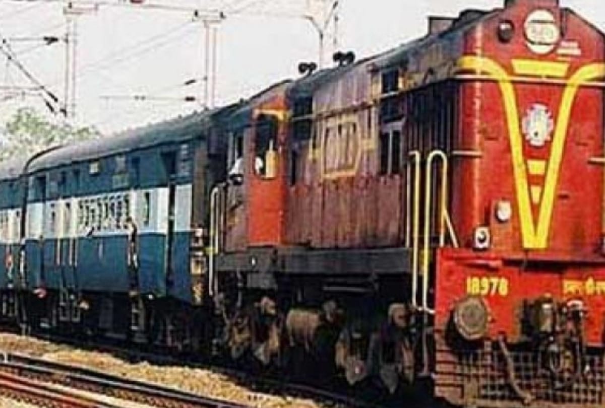 Ten express train stoppage on vindhyachal railway station in navratri