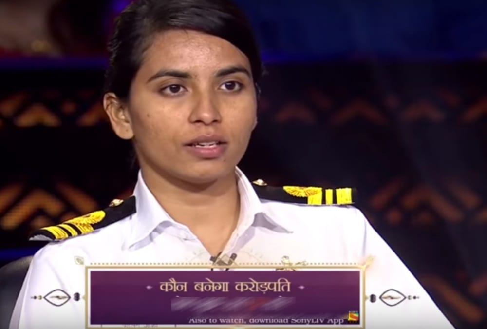 KBC 10 insv tarini captain Lt commander Vartika joshi emotional to told about her mother disease