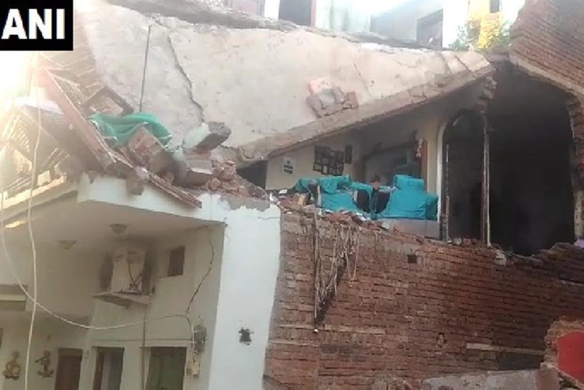 Four people died and two injured in wall collapse due to refrigerator compressor blast