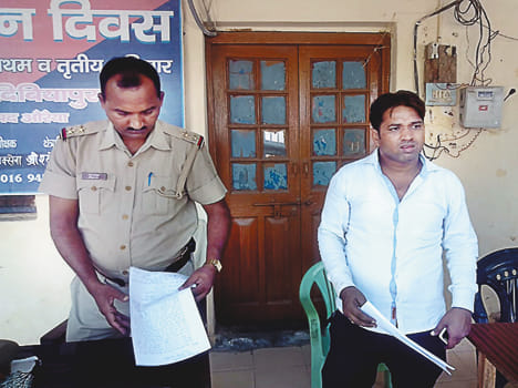 Roadways bus conductor beaten, looted rupees