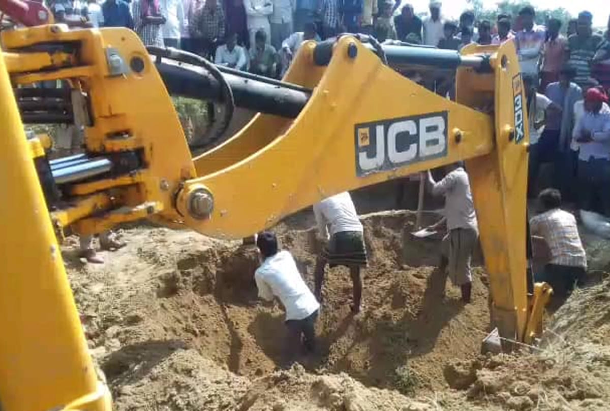two deaths due to collapse of mound during excavation at Kannauj