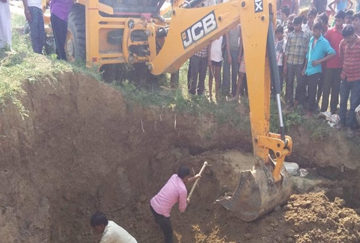 two deaths due to collapse of mound during excavation at Kannauj