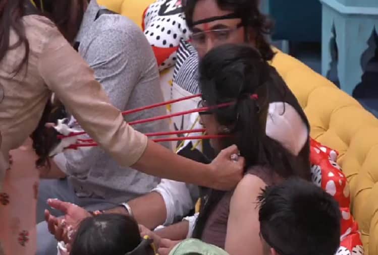 Bigg Boss 12 Dipika Kakar and Deepak Thakur throw cupcakes on Anup jalota and Saba Khan