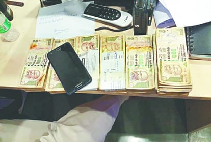 about 7 lakh old notes found in Ladies Washroom in DLF Mall