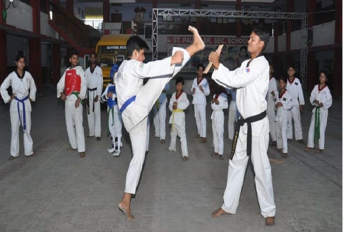 Taekwondo players won the red belt in etah