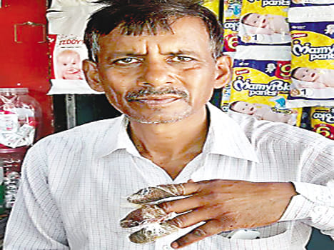 50 thousand rupees looted at the point of knife