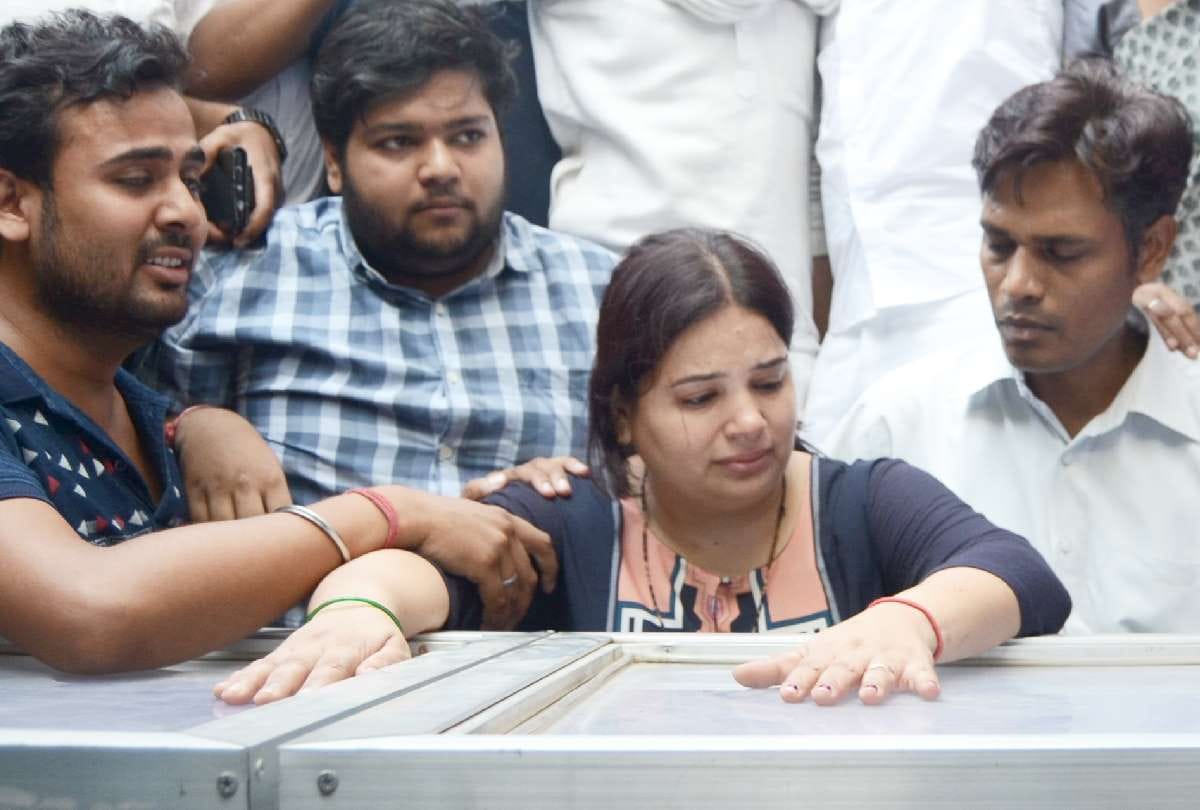 wife of vivek tiwari said, my husband was innocent