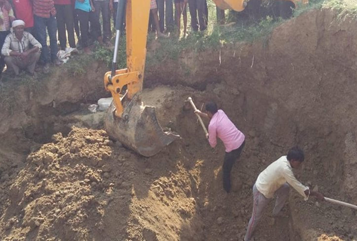 two deaths due to collapse of mound during excavation at Kannauj